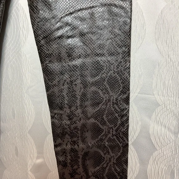 7 For all Mankind Snake Print Faux Leather Leggings. NWT med - Picture 3 of 14